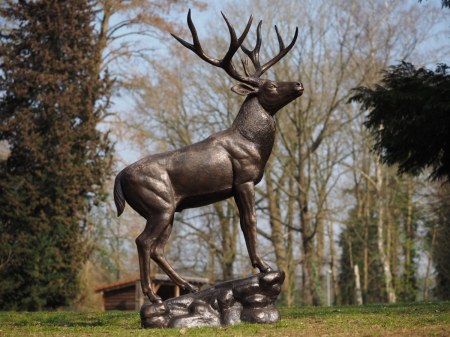 Statuie bronz, Cerb în picioare pe bază [3]