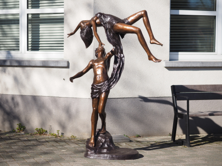 Statuie bronz, Cuplu, dans „lift you up” [3]