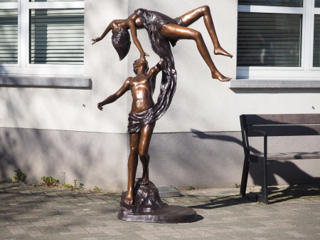 Statuie bronz, Cuplu, dans „lift you up” [1]