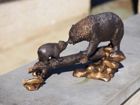 Statuie bronz, Familie de urși pe un trunchi de copac 24 x 13 x 35 cm [1]