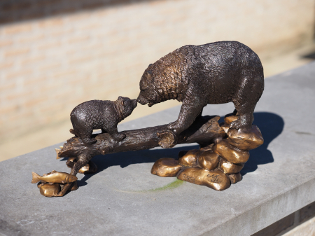 Statuie bronz, Familie de urși pe un trunchi de copac 24 x 13 x 35 cm [3]