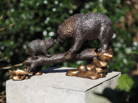 Statuie bronz, Familie de urși pe un trunchi de copac 24 x 13 x 35 cm [4]