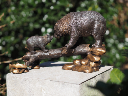 Statuie bronz, Familie de urși pe un trunchi de copac 24 x 13 x 35 cm [6]