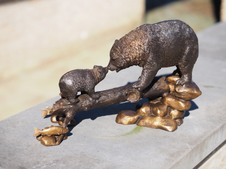 Statuie bronz, Familie de urși pe un trunchi de copac 24 x 13 x 35 cm [2]