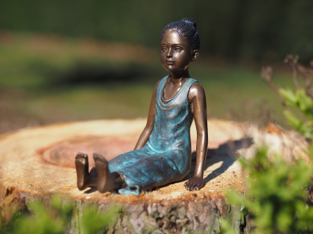 Figurine bronz - Statuie bronz, Fată șezând 14 x 10 x 12 cm