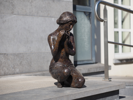 Statuie bronz, Femeie cu ulcior (fântână)  [5]