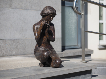 Statuie bronz, Femeie cu ulcior (fântână)  [6]