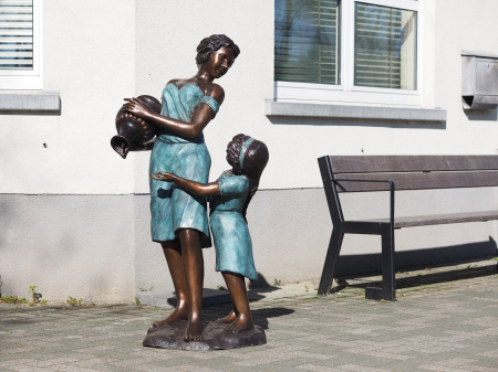 FIGURINE - Statuie bronz, Mamă și fiică (fântână) 
