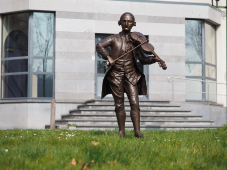 FIGURINE - Statuie bronz, Mozart cu vioară 