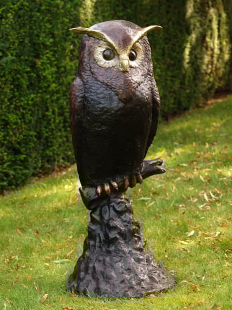 FIGURINE - Statuie bufnita pe o piatra, Bronz, 114 X 50 X 49 cm