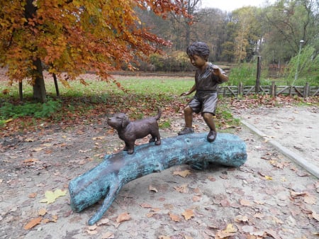 FIGURINE - Statuie cu un caine pe copac, Bronz, 107 X 69 X 150 cm
