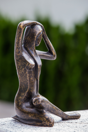 Decoratiuni terasa si gradina - Statuie doamna care sta jos, Bronz, 24 x 17 x 18 cm