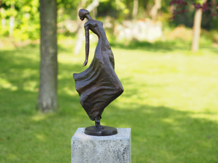 Figurine bronz - Statuie doamna care sta pe sapte, Bronz, 57 x 14 x 27 cm