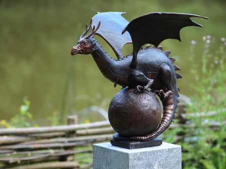FIGURINE - Statuie dragon pe o minge, Bronz, 55 X 50 X 55 cm