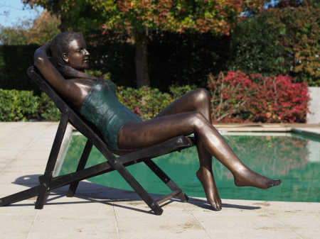 Statui - Statuie fata care face plaja, Bronz, 100 X 70 X 217 cm