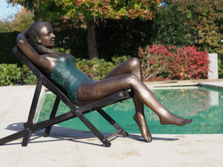 Statuie fata care face plaja, Bronz, 100 X 70 X 217 cm [1]