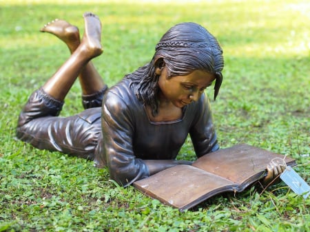 Statui - Statuie fata care sta intinsa si citeste, Bronz, 45 X 44 X 114 cm
