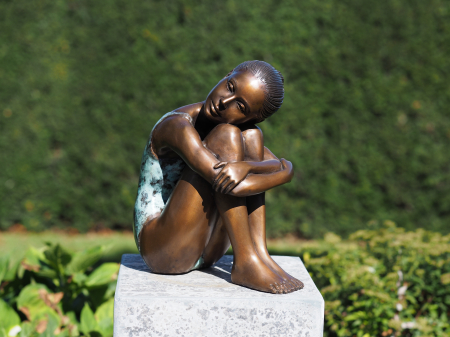 Figurine bronz - Statuie fata care sta jos, Bronz, 29 x 24 x 11 cm
