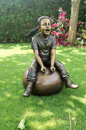 Statui - Statuie fata care sta pe o minge, Bronz, 92 X 64 X 64 cm