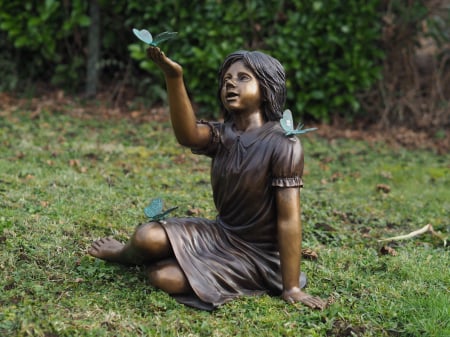 Statui - Statuie fata cu un fluture, Bronz, 71 X 66 X 64 cm