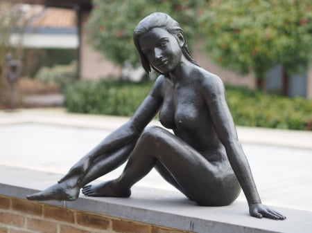 Statuie fata nud care sta jos, Bronz, 67 X 46 X 91 cm [1]