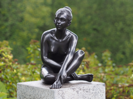 Figurine bronz - Statuie femeie nud care sta jos, Bronz, 32 x 22 x 30 cm