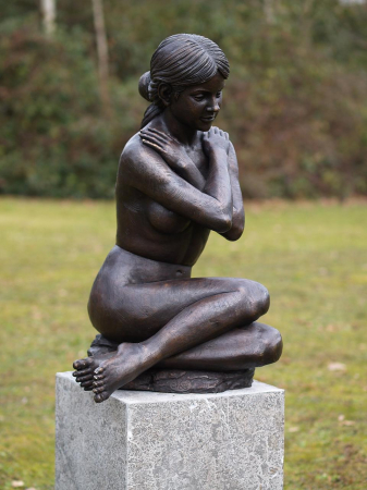 Statui - Statuie femeie nud care sta jos, Bronz,  75 X 45 X 40 cm