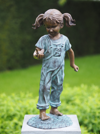 Figurine bronz - Statuie fetita cu o pasare in mana, Bronz, 50 x 27 x 20 cm