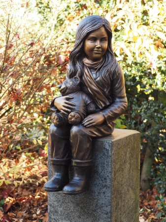 Statui - Statuie fetita cu un ursulet in brate, Bronz, 71 X 34 X 30 cm