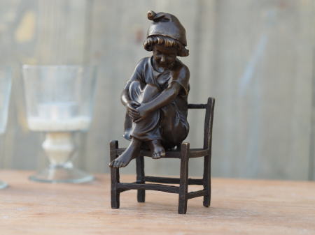 Figurine bronz - Statuie mica fata care sta pe scaun, Bronz, 16 x 9 x 7 cm