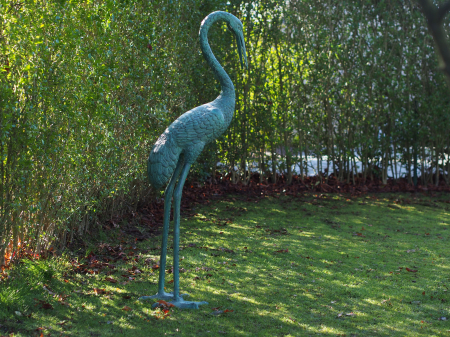 Statui - Statuie pasare macara care se uite in jos, Bronz, 147 X 44 X 55 cm
