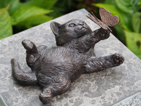 Figurine bronz - Statuie pisicuta cu un fluture pe labuta, Bronz, 11 x 16 x 22 cm