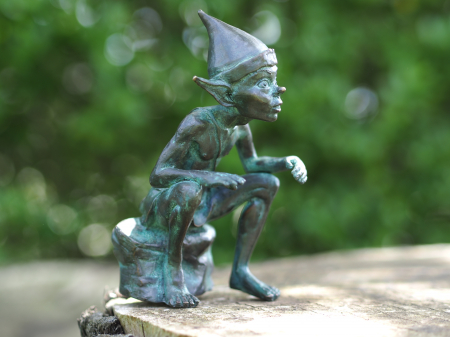 Figurine bronz - Statuie pixie care sta pe o piatra, Bronz, 17 x 8 x 9 cm