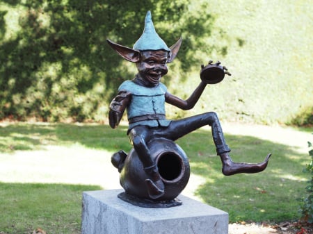 Statui - Statuie elf stând pe ulcior, Bronz, 82 X 54 X 65 cm