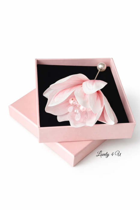 Broșă handmade MAGNOLIA GRACE, pin de rever cu perla cu design floral magnolie și mesaj motivațional ascuns. Realizată manual în România. Accesoriu statement cu sens, creat de LOVELY 4 U. [3]