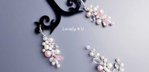 CERCEI ROZ, cercei mireasă cu perle, cercei cununie civilă, cercei handmade România, cercei eleganți mireasă, bijuterii cu perle roz, cercei nașă, cercei domnișoare de onoare, cercei cu argint 925, bijuterii mireasă Lovely 4 U, cercei pentru evenimente speciale.CERCEI PERLE, CERCEI MIREASA, CERCEI ARGINT, BIJUTERII MIREASA, BIJUTERII 2025, MIREASA 2025, BIJUTERII, Accesorii mireasa, Bijuterii nasa, CERCEI CU PERLE, CERCEI , ACCESORII LOVELY 4 U, cercei handmade, cercei cununie civila, cercei nasa, cercei domnișoare de onoare [5]
