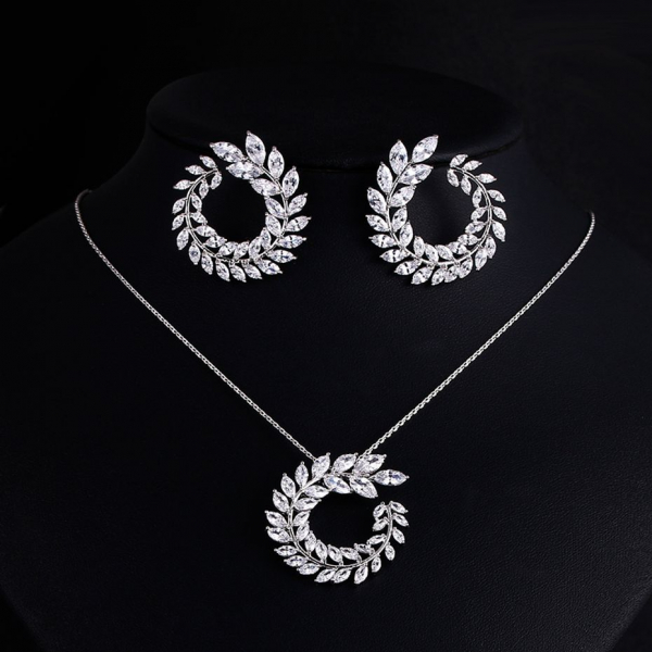 Set Bijuterii LIVIA – Eleganță și Strălucire, Set Mireasă Lănțișor și Cercei cu Zirconiu AAA+, Pandantiv și Cercei Placati cu Aur Alb – Model Elegant, Bijuterii Strălucitoare pentru Evenimente Speciale, Set LIVIA – Accesoriu Perfect pentru Mirese, Cercei și Pandantiv cu Pietricele Zirconiu Cubic, Bijuterii Fine și Rafinate pentru Ocazii Elegante, Accesoriu de Lux – Lănțișor și Cercei Placați cu Aur, Set de Bijuterii Handmade – Strălucire și Rafinament, Set LIVIA – Accesoriu Ideal pentru Ținute Elegante,colier si cercei mireasa,  set bijuterii cercei si colier mireasa, set accesorii pentru mirese, set accesorii lovely 4 u,Cercei mireasa, Bijuterii mireasa, CERCEI LOVELY 4 U, CERCEI ELEGANTI,CERCEI PREMIUM, CERCEI zirconiu, CERCEI DE LUX, CERCEI NUNTA, NUNTA 2024, ACCESORII NUNTA, ACCESORII LOVELY 4U, BIJUTERI ,  set mireasa, set nunta, seturi handmade mireasa, Cercei mireasa, Bijuterii mireasa, cercei lungi mireasa, cercei argintii mireasa, set diadema si cercei mireasa, cercei nasa [2]