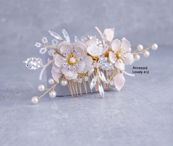 **Titlul Imaginii Principale:**   Diadema Mireasă NORVINA – Accesoriu Floral Handmade cu Perle Swarovski și Cristale, Placată cu Aur, Elegant și Rafinat, Bijuterii Unicat Lovely 4 U, Accesoriu de Păr Mireasă, Coroniță Delicată pentru Nuntă, Accesorii Handmade RomâniaPIEPTAN MIREASA, DIADEMA MIREASA, ACCESORIU PAR MIREASA, ACCESORII DE PAR MIRESE, ACCESORII NUNTA, ACCESORII CU PERLE, DIADEMA CU PERLE, PIEPTAN VOAL MIREASA, BIJUTERII PAR MIREASA, CORONITA, TIARA, swarovski, DIADEME SWAROVSKI, DIADEME MIRESE, PERLE SWAROVSKI , DIADEMA CU FLORI, DIADEMA CU FRUNZE, DIADEME CU PIEPRICELE [9]