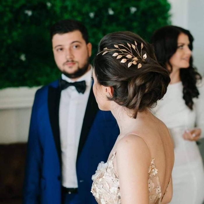 Accesorii mirese, Accesorii nasa , Agrafa stil grecesc,Diadema LORIS – Accesoriu Handmade Elegant pentru Mirese, Diadema LORIS – Frunzulițe Metalice Placate cu Aur 18K, Diadema LORIS – Design Sofisticat și Natural, Diadema LORIS – Perfectă pentru Cocuri și Împletituri, Diadema LORIS – Accesoriu Versatil pentru Mirese, Diadema LORIS – Varianta Argintie cu Pietricele Verzi, Diadema LORIS – Strălucire și Eleganță pentru Evenimente Speciale, Accesorii de par cu frunze aurii,Accesorii  frunza, accesoriu de par mirese cu frunze, bijuterii par mireasa, agrafe coc mireasa, Accesorii stil grecesc, Accesorii LOVELY 4 U [3]
