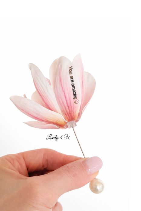 Broșă handmade MAGNOLIA GRACE, pin de rever cu perla cu design floral magnolie și mesaj motivațional ascuns. Realizată manual în România. Accesoriu statement cu sens, creat de LOVELY 4 U. [5]