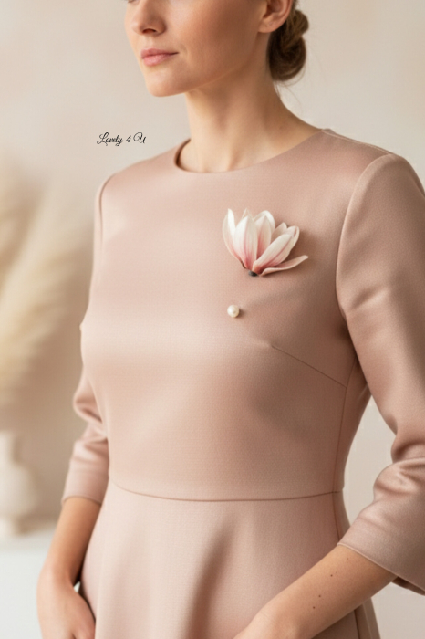 Broșă handmade MAGNOLIA GRACE, pin de rever cu perla cu design floral magnolie și mesaj motivațional ascuns. Realizată manual în România. Accesoriu statement cu sens, creat de LOVELY 4 U. [6]