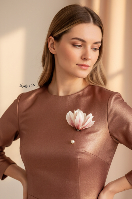 Broșă handmade MAGNOLIA GRACE, pin de rever cu perla cu design floral magnolie și mesaj motivațional ascuns. Realizată manual în România. Accesoriu statement cu sens, creat de LOVELY 4 U. [4]