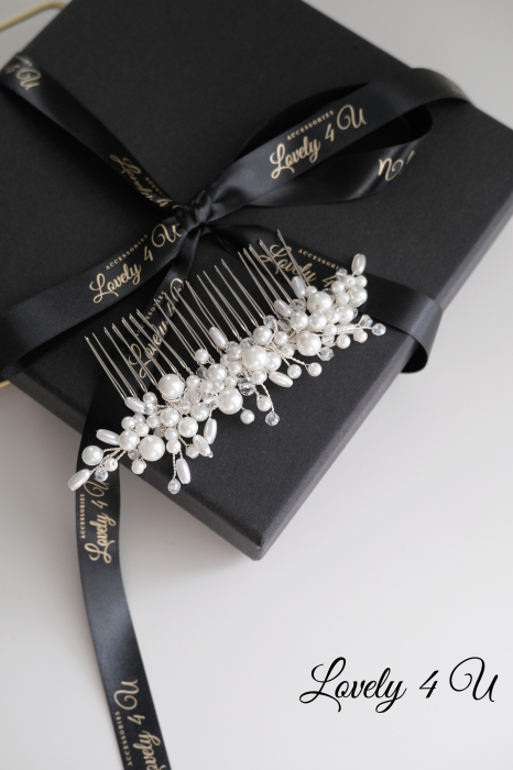 PIEPTAN  MIREASA< ACCESORII LOVELY 4 U, DIADEMA MIREASA, DIADEMEMIREASA, ACCESORIU BOEM, MIREASA BOEMA, BIJUTERII PAR MIREASA, ACCESORII DE PAR MIREASA, TIARA MIREASA, AGRAFA MIREASA, AGRAFE MIRESE, diademe de par pentru mirese, diademe mireasa finute. diadema mireasa par desfacut, pieptan mic mireasa cu perle, accesorii par mireasa perle, set diadema si cercei mireasa [7]