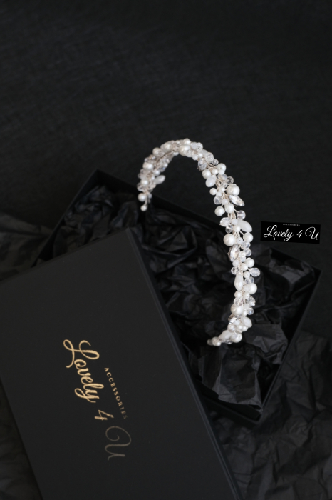 Coronita mireasa cu perle, Coronita Lovely 4 u, BENTITA MIREASA, Coronița ALICE – Accesoriu Handmade Elegant pentru Mirese | LOVELY 4 U ,  Coronița ALICE – Rafinament și Strălucire pentru Ziua Nunții | Lovely 4 U,  Diademă Mireasă ALICE – Coroniță Handmade cu Perle și Cristale,  Coronița ALICE – Accesoriu Mireasă Placat cu Argint 925 | Lovely 4 U,  Coronița de Mireasă ALICE – Eleganță și Stil pentru Evenimente Speciale,  Accesoriu Handmade ALICE – Coroniță de Lux pentru Coafuri Mireasă,  Coronița ALICE – Strălucire și Autenticitate pentru Nunta Ta | Lovely 4 U,DIADEMA FLEXIBILA MIREASA, ACCESORII PAR MIREASA, BENTITA  CU PERLE MIREASA, ACCESORII DE PAR MIREASA, CORONITA MIREASA, CORONITA FLEXIBILA MIREASA, BENTITE MIRESE, ACCESORII NUNTA [2]