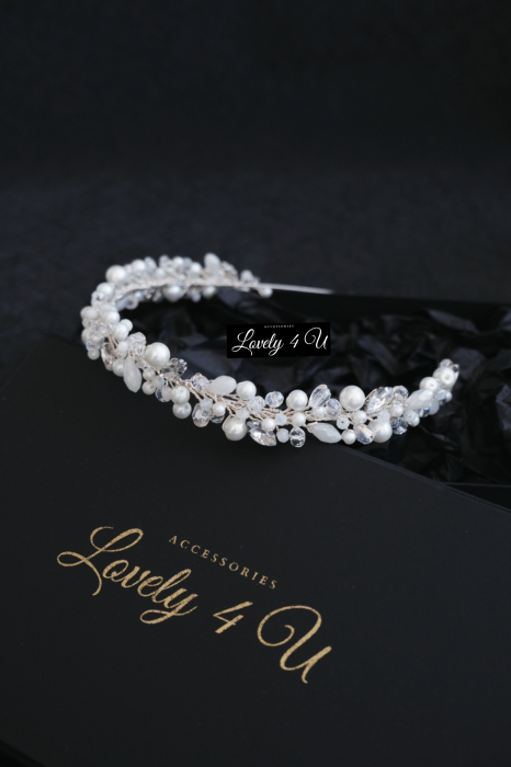 Coronita mireasa cu perle, Coronita Lovely 4 u, BENTITA MIREASA, Coronița ALICE – Accesoriu Handmade Elegant pentru Mirese | LOVELY 4 U ,  Coronița ALICE – Rafinament și Strălucire pentru Ziua Nunții | Lovely 4 U,  Diademă Mireasă ALICE – Coroniță Handmade cu Perle și Cristale,  Coronița ALICE – Accesoriu Mireasă Placat cu Argint 925 | Lovely 4 U,  Coronița de Mireasă ALICE – Eleganță și Stil pentru Evenimente Speciale,  Accesoriu Handmade ALICE – Coroniță de Lux pentru Coafuri Mireasă,  Coronița ALICE – Strălucire și Autenticitate pentru Nunta Ta | Lovely 4 U,DIADEMA FLEXIBILA MIREASA, ACCESORII PAR MIREASA, BENTITA  CU PERLE MIREASA, ACCESORII DE PAR MIREASA, CORONITA MIREASA, CORONITA FLEXIBILA MIREASA, BENTITE MIRESE, ACCESORII NUNTA [6]