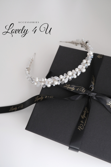 Coronita mireasa cu perle, Coronita Lovely 4 u, BENTITA MIREASA, Coronița ALICE – Accesoriu Handmade Elegant pentru Mirese | LOVELY 4 U ,  Coronița ALICE – Rafinament și Strălucire pentru Ziua Nunții | Lovely 4 U,  Diademă Mireasă ALICE – Coroniță Handmade cu Perle și Cristale,  Coronița ALICE – Accesoriu Mireasă Placat cu Argint 925 | Lovely 4 U,  Coronița de Mireasă ALICE – Eleganță și Stil pentru Evenimente Speciale,  Accesoriu Handmade ALICE – Coroniță de Lux pentru Coafuri Mireasă,  Coronița ALICE – Strălucire și Autenticitate pentru Nunta Ta | Lovely 4 U,DIADEMA FLEXIBILA MIREASA, ACCESORII PAR MIREASA, BENTITA  CU PERLE MIREASA, ACCESORII DE PAR MIREASA, CORONITA MIREASA, CORONITA FLEXIBILA MIREASA, BENTITE MIRESE, ACCESORII NUNTA [9]