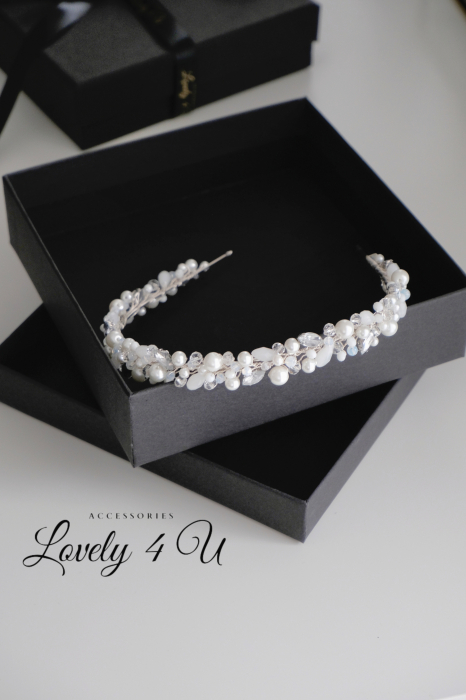 Coronita mireasa cu perle, Coronita Lovely 4 u, BENTITA MIREASA, Coronița ALICE – Accesoriu Handmade Elegant pentru Mirese | LOVELY 4 U ,  Coronița ALICE – Rafinament și Strălucire pentru Ziua Nunții | Lovely 4 U,  Diademă Mireasă ALICE – Coroniță Handmade cu Perle și Cristale,  Coronița ALICE – Accesoriu Mireasă Placat cu Argint 925 | Lovely 4 U,  Coronița de Mireasă ALICE – Eleganță și Stil pentru Evenimente Speciale,  Accesoriu Handmade ALICE – Coroniță de Lux pentru Coafuri Mireasă,  Coronița ALICE – Strălucire și Autenticitate pentru Nunta Ta | Lovely 4 U,DIADEMA FLEXIBILA MIREASA, ACCESORII PAR MIREASA, BENTITA  CU PERLE MIREASA, ACCESORII DE PAR MIREASA, CORONITA MIREASA, CORONITA FLEXIBILA MIREASA, BENTITE MIRESE, ACCESORII NUNTA [11]