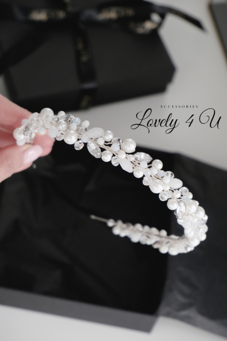 Coronita mireasa cu perle, Coronita Lovely 4 u, BENTITA MIREASA, Coronița ALICE – Accesoriu Handmade Elegant pentru Mirese | LOVELY 4 U ,  Coronița ALICE – Rafinament și Strălucire pentru Ziua Nunții | Lovely 4 U,  Diademă Mireasă ALICE – Coroniță Handmade cu Perle și Cristale,  Coronița ALICE – Accesoriu Mireasă Placat cu Argint 925 | Lovely 4 U,  Coronița de Mireasă ALICE – Eleganță și Stil pentru Evenimente Speciale,  Accesoriu Handmade ALICE – Coroniță de Lux pentru Coafuri Mireasă,  Coronița ALICE – Strălucire și Autenticitate pentru Nunta Ta | Lovely 4 U,DIADEMA FLEXIBILA MIREASA, ACCESORII PAR MIREASA, BENTITA  CU PERLE MIREASA, ACCESORII DE PAR MIREASA, CORONITA MIREASA, CORONITA FLEXIBILA MIREASA, BENTITE MIRESE, ACCESORII NUNTA [4]