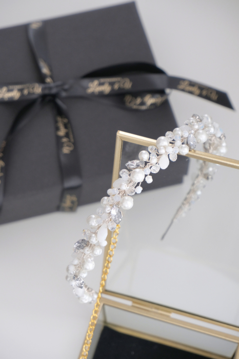 Coronita mireasa cu perle, Coronita Lovely 4 u, BENTITA MIREASA, Coronița ALICE – Accesoriu Handmade Elegant pentru Mirese | LOVELY 4 U ,  Coronița ALICE – Rafinament și Strălucire pentru Ziua Nunții | Lovely 4 U,  Diademă Mireasă ALICE – Coroniță Handmade cu Perle și Cristale,  Coronița ALICE – Accesoriu Mireasă Placat cu Argint 925 | Lovely 4 U,  Coronița de Mireasă ALICE – Eleganță și Stil pentru Evenimente Speciale,  Accesoriu Handmade ALICE – Coroniță de Lux pentru Coafuri Mireasă,  Coronița ALICE – Strălucire și Autenticitate pentru Nunta Ta | Lovely 4 U,DIADEMA FLEXIBILA MIREASA, ACCESORII PAR MIREASA, BENTITA  CU PERLE MIREASA, ACCESORII DE PAR MIREASA, CORONITA MIREASA, CORONITA FLEXIBILA MIREASA, BENTITE MIRESE, ACCESORII NUNTA [7]