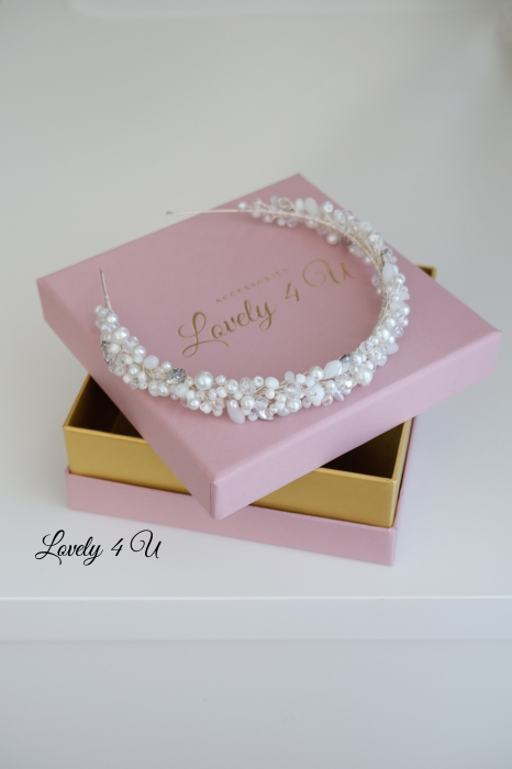 Coronita mireasa cu perle, Coronita Lovely 4 u, BENTITA MIREASA, Coronița ALICE – Accesoriu Handmade Elegant pentru Mirese | LOVELY 4 U ,  Coronița ALICE – Rafinament și Strălucire pentru Ziua Nunții | Lovely 4 U,  Diademă Mireasă ALICE – Coroniță Handmade cu Perle și Cristale,  Coronița ALICE – Accesoriu Mireasă Placat cu Argint 925 | Lovely 4 U,  Coronița de Mireasă ALICE – Eleganță și Stil pentru Evenimente Speciale,  Accesoriu Handmade ALICE – Coroniță de Lux pentru Coafuri Mireasă,  Coronița ALICE – Strălucire și Autenticitate pentru Nunta Ta | Lovely 4 U,DIADEMA FLEXIBILA MIREASA, ACCESORII PAR MIREASA, BENTITA  CU PERLE MIREASA, ACCESORII DE PAR MIREASA, CORONITA MIREASA, CORONITA FLEXIBILA MIREASA, BENTITE MIRESE, ACCESORII NUNTA [14]